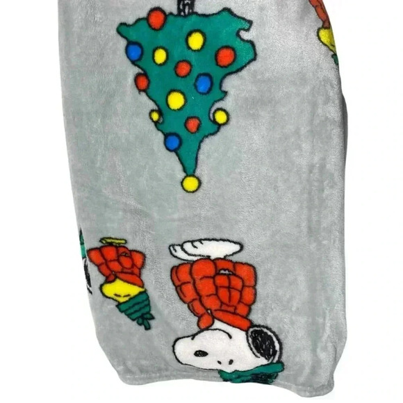 Peanuts Snoopy Woodstock Christmas Tree Plush Throw Blanket 50x70 Gray Holiday - Picture 4 of 6